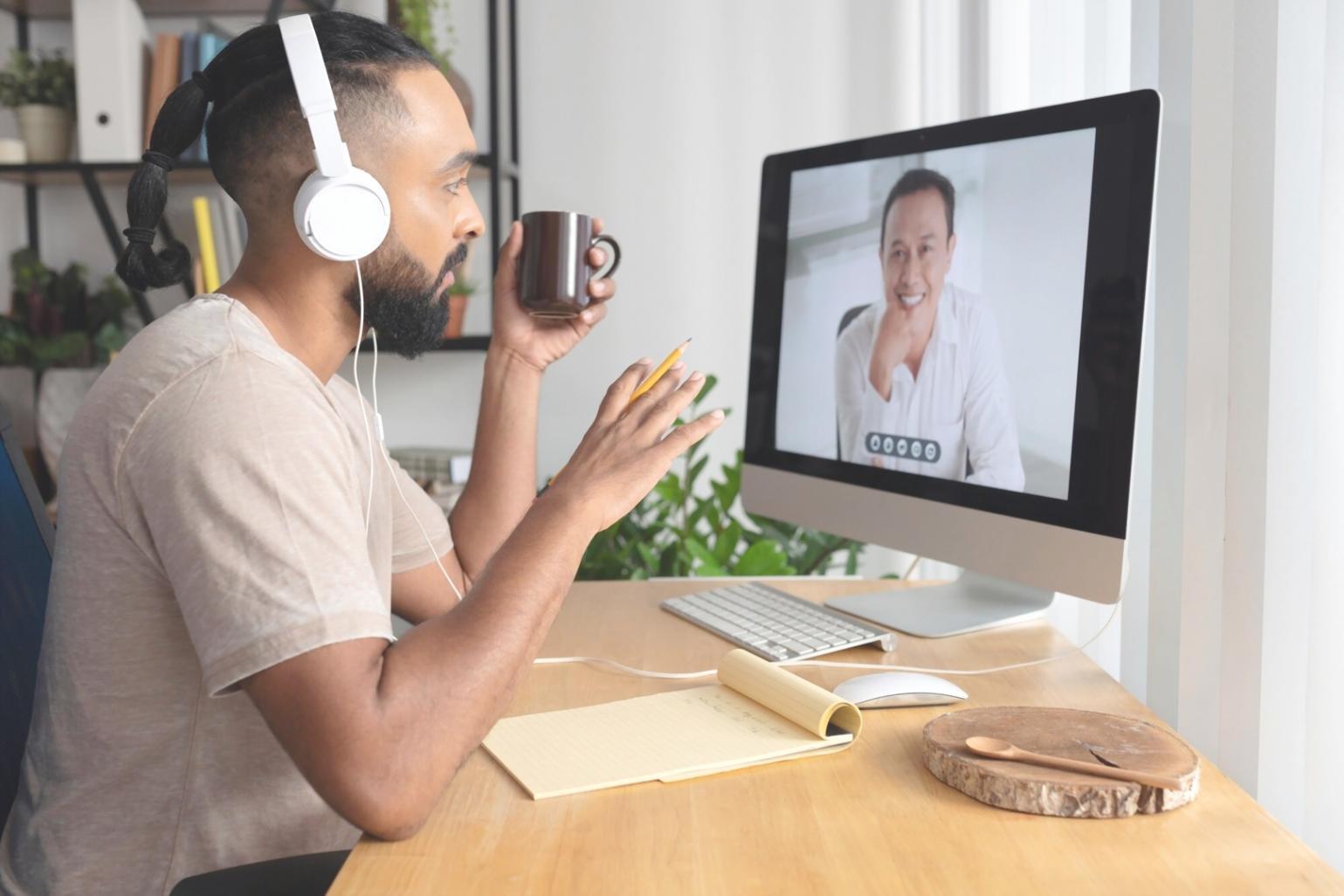 Grupo de profesionales trabajando colaborativamente en proyectos financieros